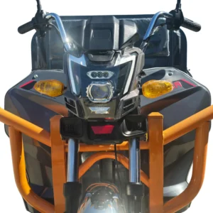Detaliu frontal cu far LED modern și bară de protecție portocalie pentru triciclu electric fără permis KUBA LIGHT CARGO.