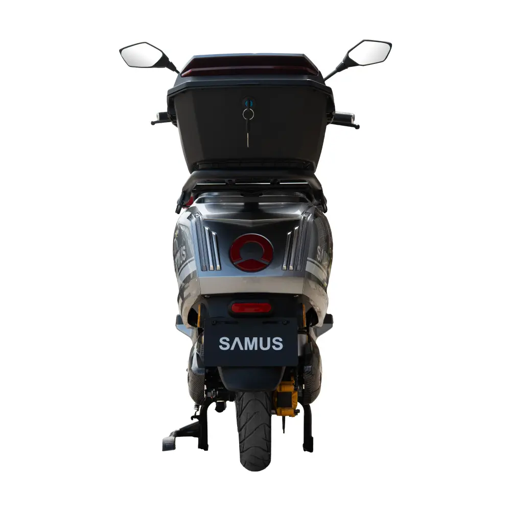 SAMUS Modena 25 Gri - vedere spate Scuter electric SAMUS Modena 25 gri vedere din spate cu top case