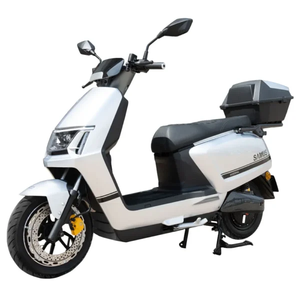 Scuter electric Samus Modena 45 alb, motor fără perii 1200W, autonomie 57 km, baterie 72V 23Ah, viteză 45 km/h, topcase inclus