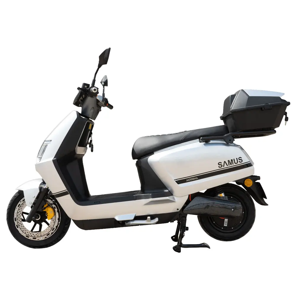 Profil lateral Samus Modena 45 Scuter electric Samus Modena 45 vedere laterală, motor 1200W, autonomie 57 km și topcase 27 litri