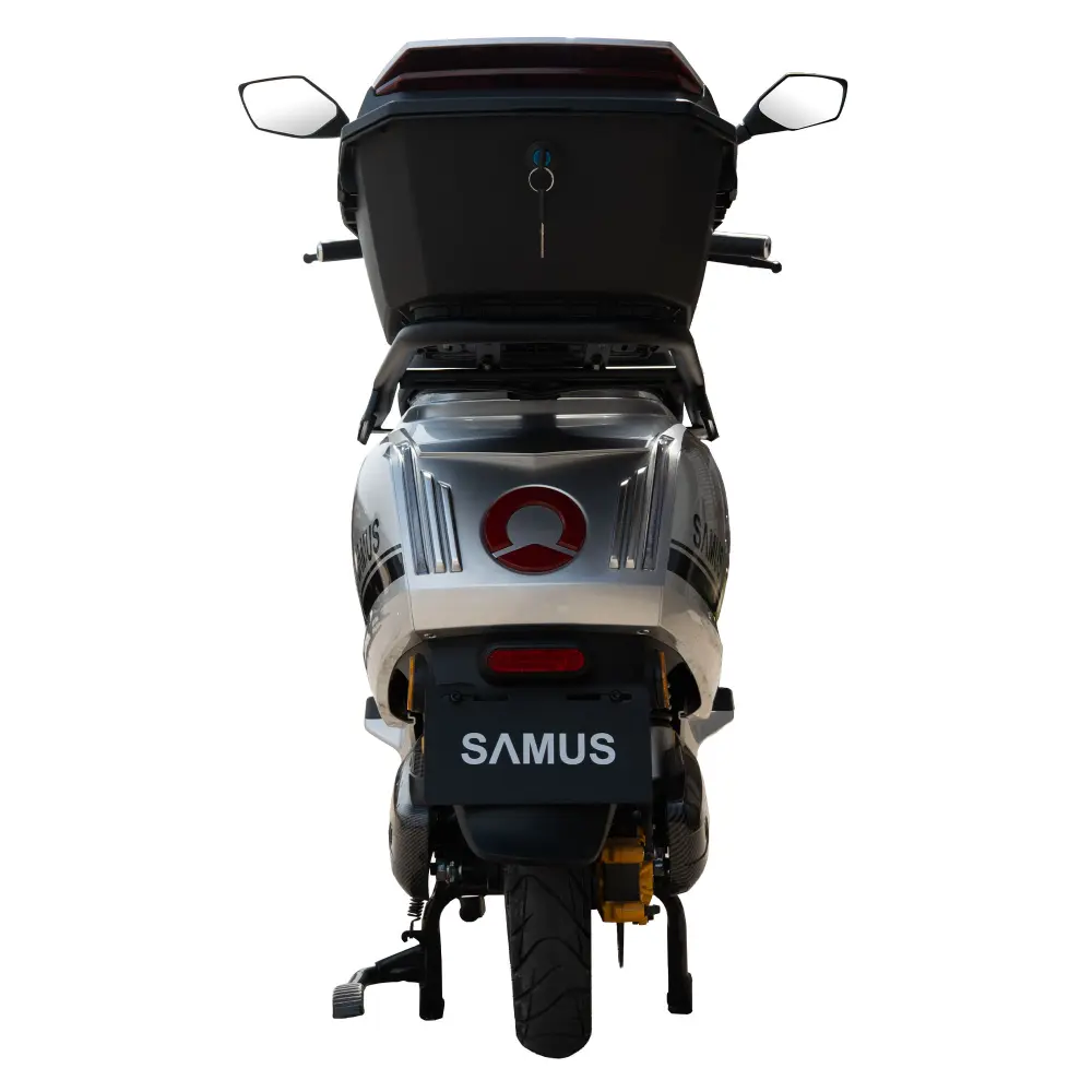 Stop LED și topcase Samus Modena 45 Spatele scuterului electric Samus Modena 45 cu stop LED și cutie de depozitare
