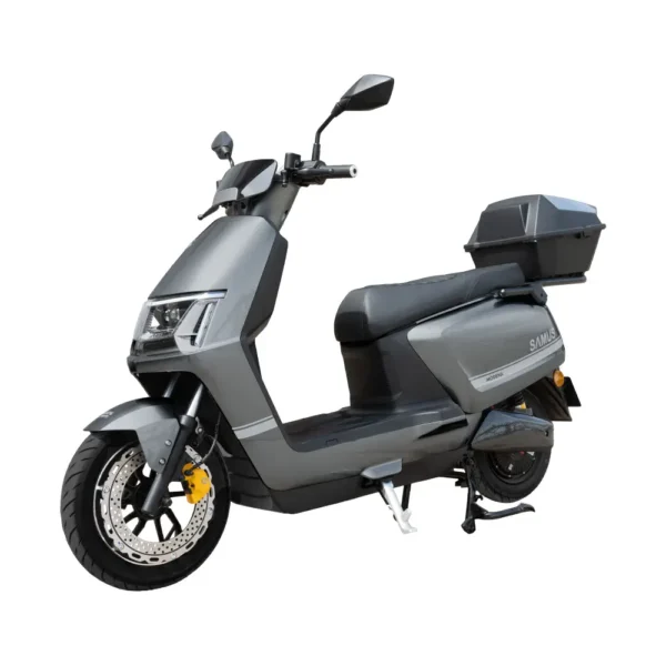 Scuter electric Samus Modena 45 Gray cu motor electric Brushless 1200W, baterie 72V 23Ah, autonomie până la 57 km și viteză maximă de 45 km/h.