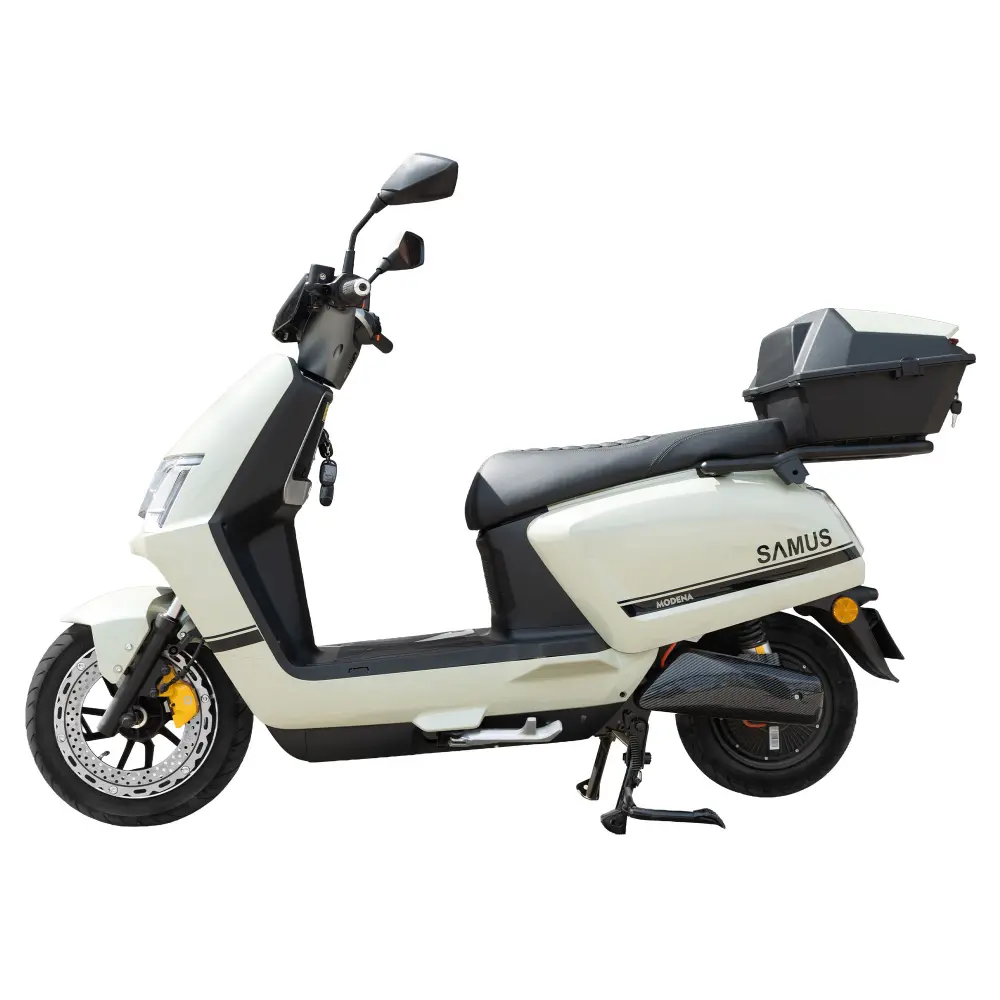 Profil lateral Samus Modena 45 Green Scuter electric Samus Modena 45 Green vedere laterală cu topcase și șa pentru două persoane
