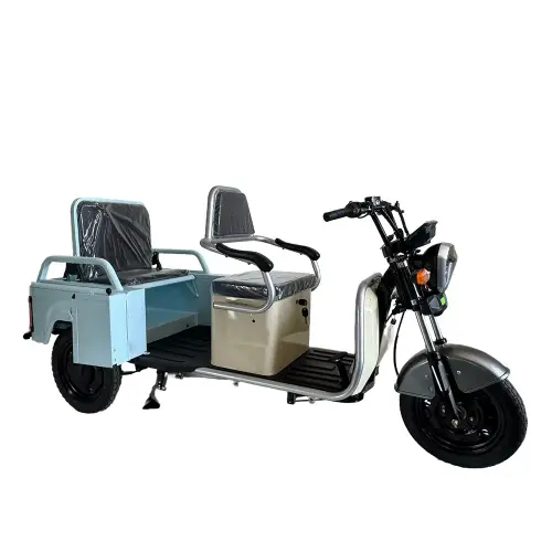 FORTE CARGO 300 PRO-B02 din unghi Triciclu electric utilitar FORTE CARGO 300 PRO-B02 cu platformă de transport, vedere din față și lateral.