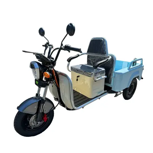 FORTE CARGO 300 PRO-B02 vedere frontală Triciclu electric FORTE CARGO 300 PRO-B02, vedere frontală cu far LED și sistem de direcție.